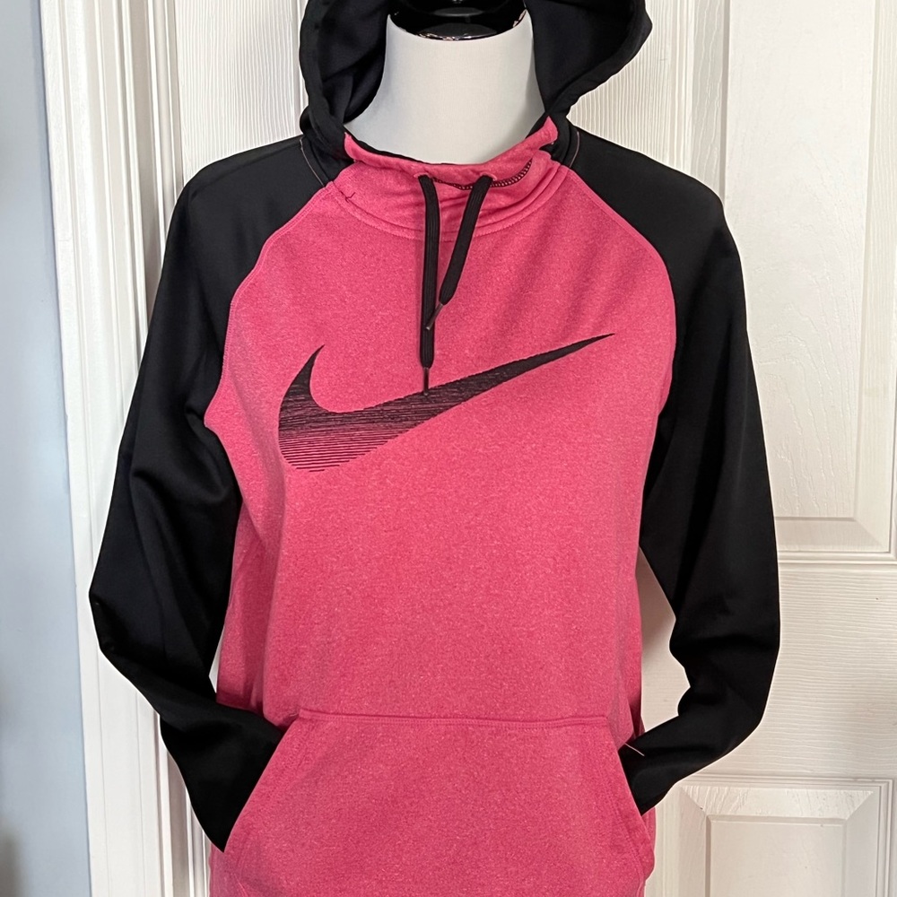 NIKE Pink pullover hoodie with a Nike swish. Size M Used condition